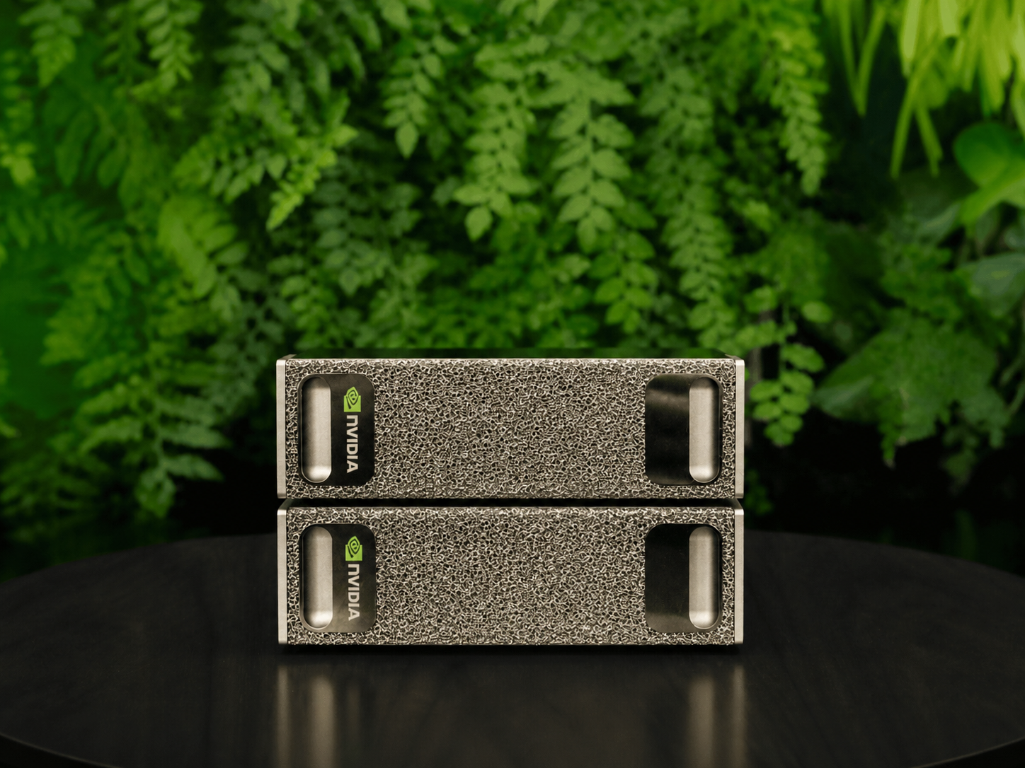 NVIDIA DGX Spark AI-supercomputers gestapeld op een tafel voor een groene plantenwand